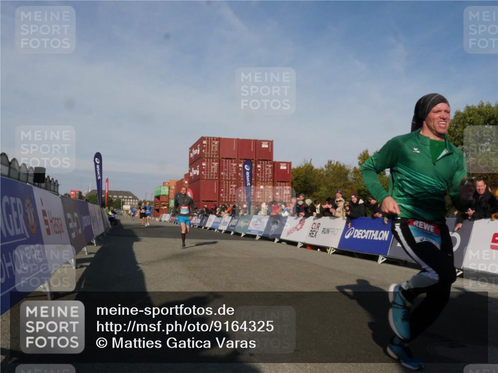 03.10.2025 - Köhlbrandbrückenlauf Matties Gatica Varas http://msf.ph/oto/9164325 03.10.2025 09:52:11 Ziel 1026, 1187, 2722, 3248, 3756 meine-sportfotos.de