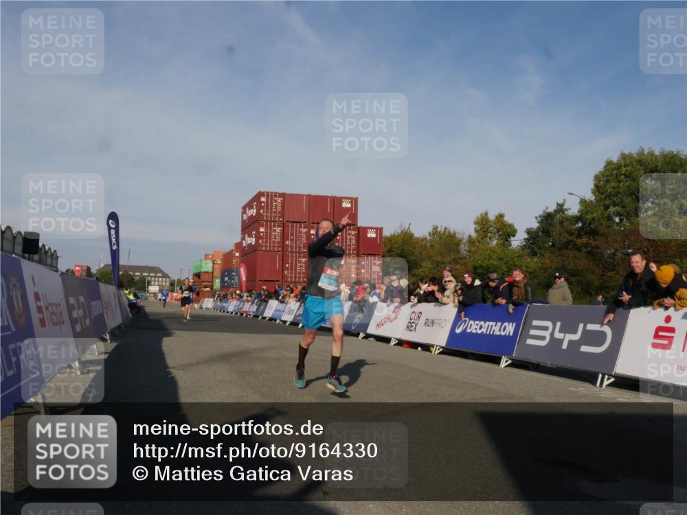 03.10.2025 - Köhlbrandbrückenlauf Matties Gatica Varas http://msf.ph/oto/9164330 03.10.2025 09:52:12 Ziel 1026, 1187, 2722, 3248, 3756 meine-sportfotos.de