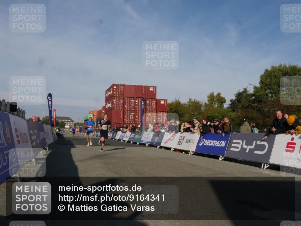 03.10.2025 - Köhlbrandbrückenlauf Matties Gatica Varas http://msf.ph/oto/9164341 03.10.2025 09:52:15 Ziel 1026, 2722, 2937, 3248 meine-sportfotos.de