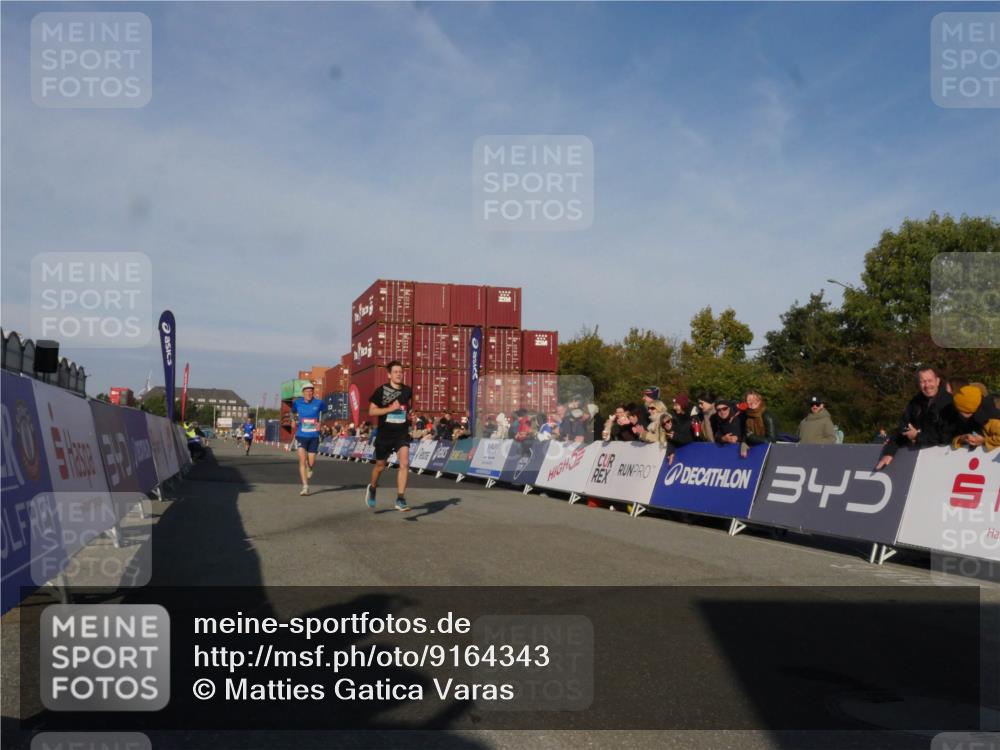 03.10.2025 - Köhlbrandbrückenlauf Matties Gatica Varas http://msf.ph/oto/9164343 03.10.2025 09:52:16 Ziel 2722, 2937, 3248 meine-sportfotos.de