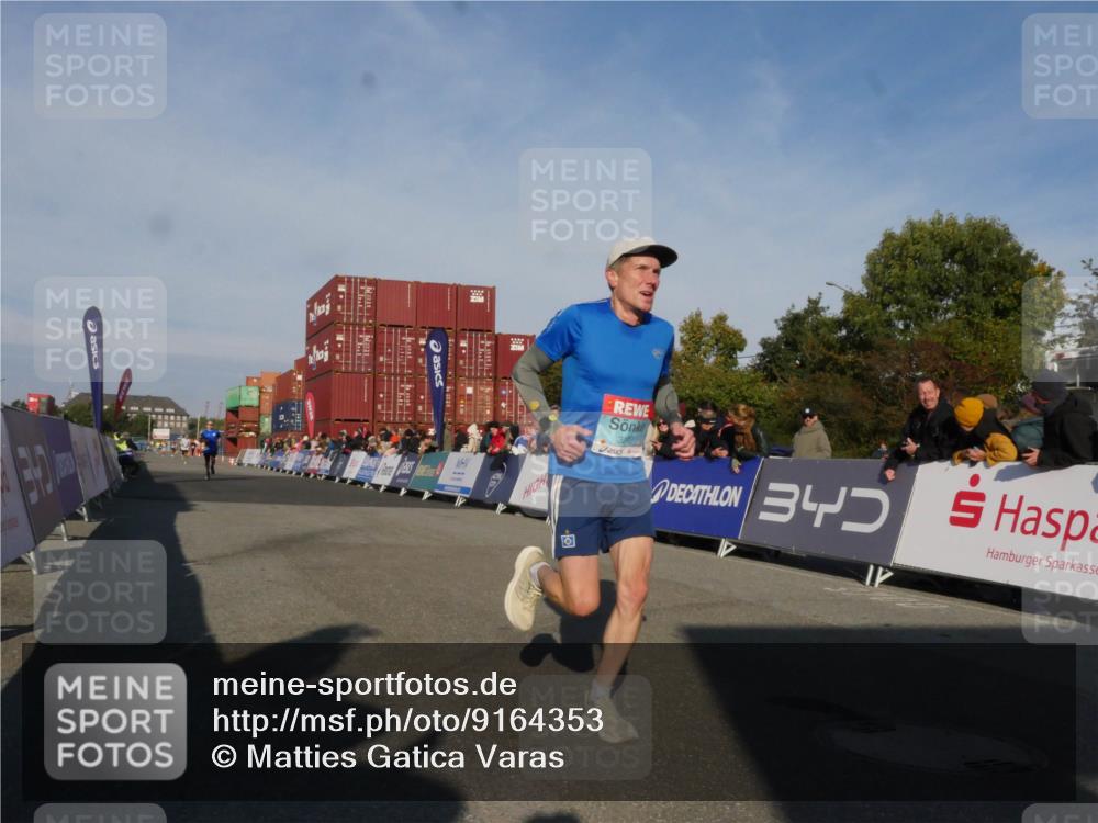 03.10.2025 - Köhlbrandbrückenlauf Matties Gatica Varas http://msf.ph/oto/9164353 03.10.2025 09:52:19 Ziel 2722, 2937, 3248 meine-sportfotos.de