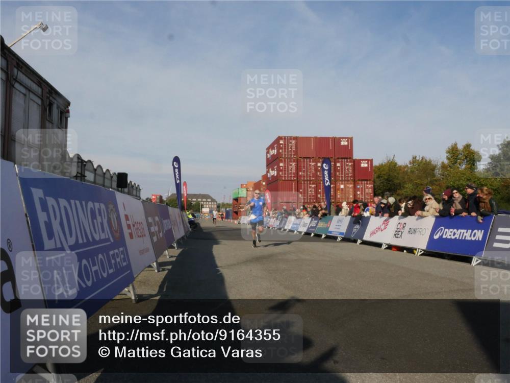 03.10.2025 - Köhlbrandbrückenlauf Matties Gatica Varas http://msf.ph/oto/9164355 03.10.2025 09:52:23 Ziel 2937 meine-sportfotos.de