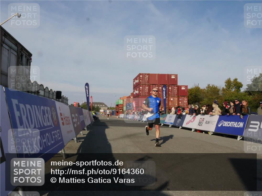 03.10.2025 - Köhlbrandbrückenlauf Matties Gatica Varas http://msf.ph/oto/9164360 03.10.2025 09:52:24 Ziel 2937, 3267 meine-sportfotos.de