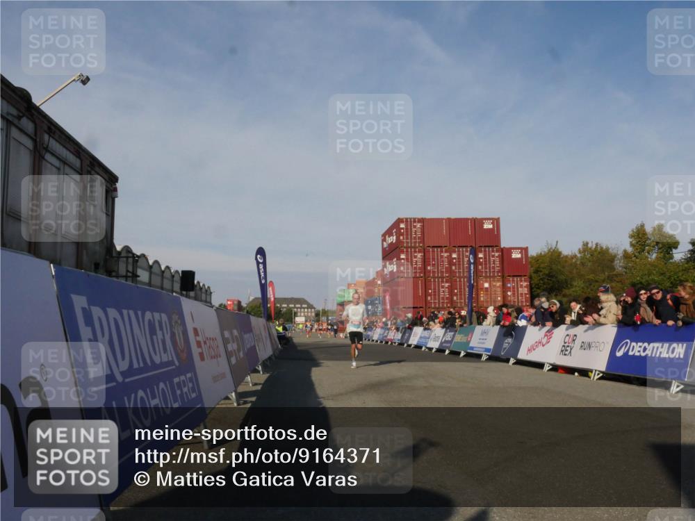 03.10.2025 - Köhlbrandbrückenlauf Matties Gatica Varas http://msf.ph/oto/9164371 03.10.2025 09:52:31 Ziel 3267 meine-sportfotos.de