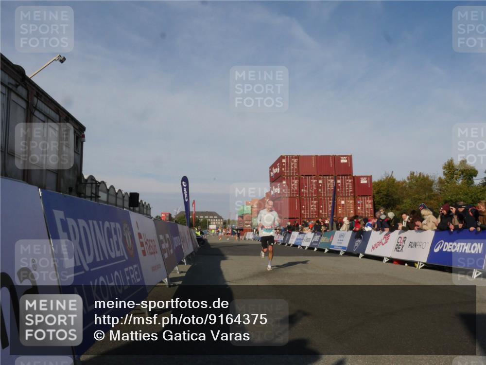 03.10.2025 - Köhlbrandbrückenlauf Matties Gatica Varas http://msf.ph/oto/9164375 03.10.2025 09:52:32 Ziel 3267 meine-sportfotos.de