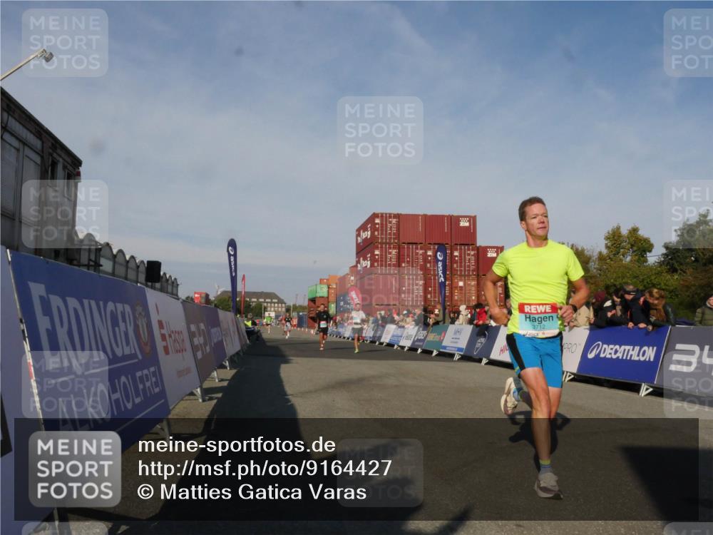 03.10.2025 - Köhlbrandbrückenlauf Matties Gatica Varas http://msf.ph/oto/9164427 03.10.2025 09:52:52 Ziel 2933, 3269, 3629, 3712 meine-sportfotos.de