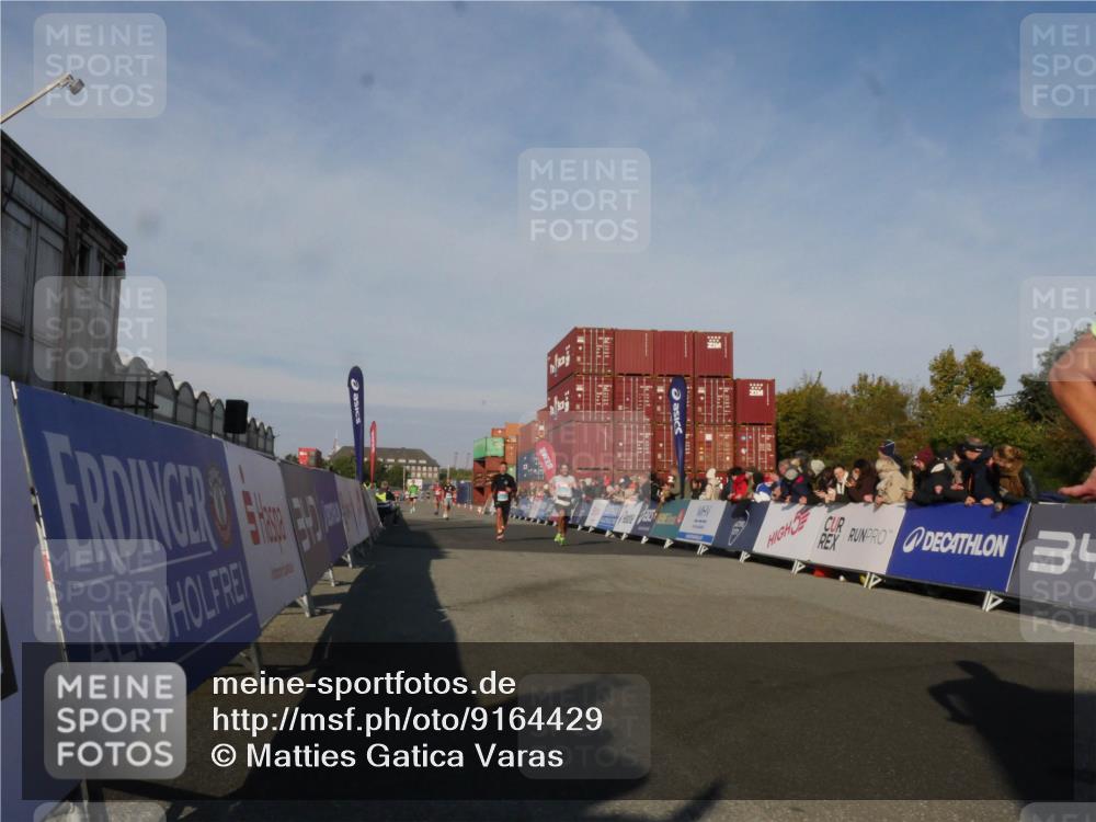 03.10.2025 - Köhlbrandbrückenlauf Matties Gatica Varas http://msf.ph/oto/9164429 03.10.2025 09:52:53 Ziel 2933, 3269, 3629, 3712 meine-sportfotos.de