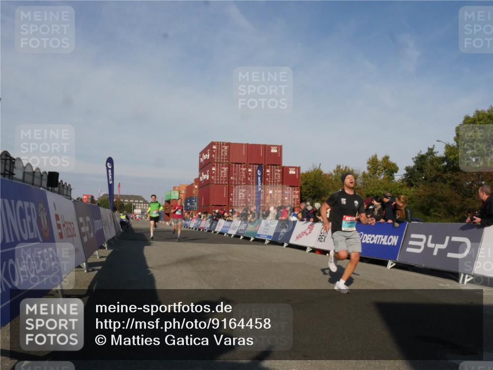 03.10.2025 - Köhlbrandbrückenlauf Matties Gatica Varas http://msf.ph/oto/9164458 03.10.2025 09:53:01 Ziel 1035, 2705, 3629 meine-sportfotos.de