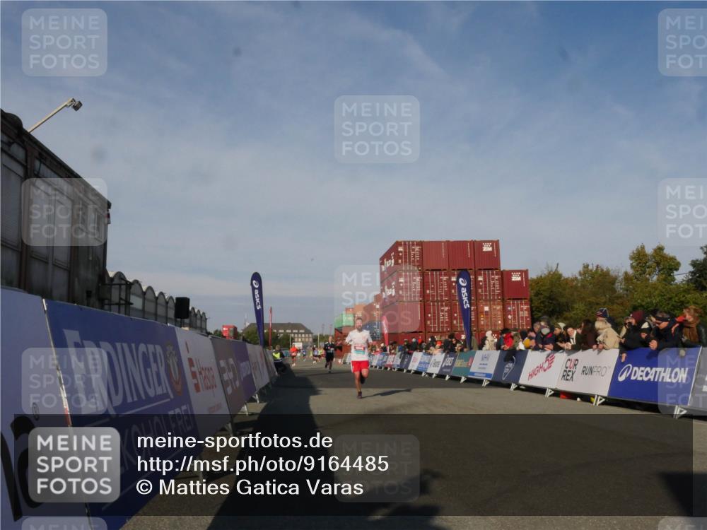 03.10.2025 - Köhlbrandbrückenlauf Matties Gatica Varas http://msf.ph/oto/9164485 03.10.2025 09:53:17 Ziel 1029, 3618 meine-sportfotos.de