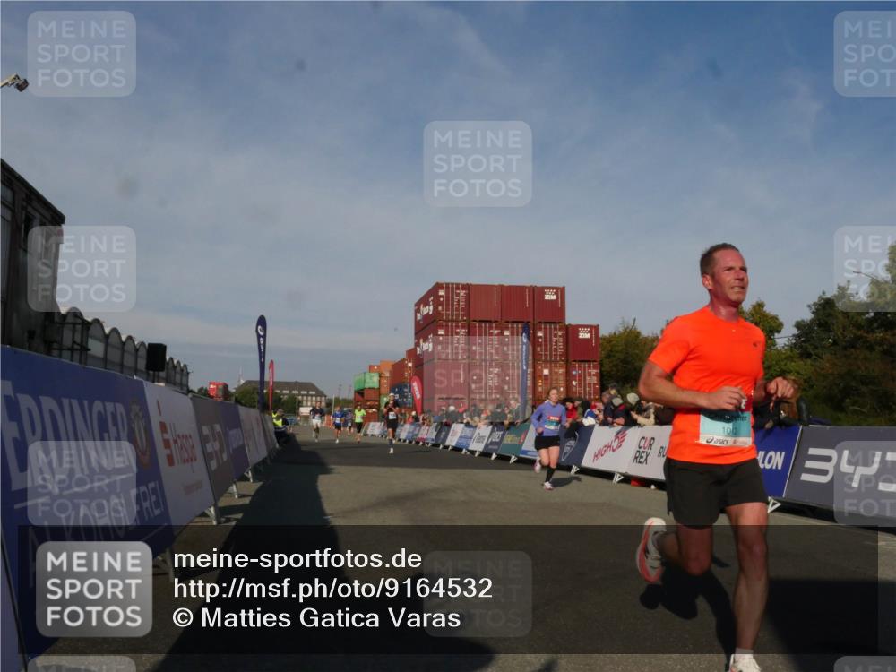 03.10.2025 - Köhlbrandbrückenlauf Matties Gatica Varas http://msf.ph/oto/9164532 03.10.2025 09:53:28 Ziel 1012, 3078, 3226, 3262, 3299, 3704 meine-sportfotos.de