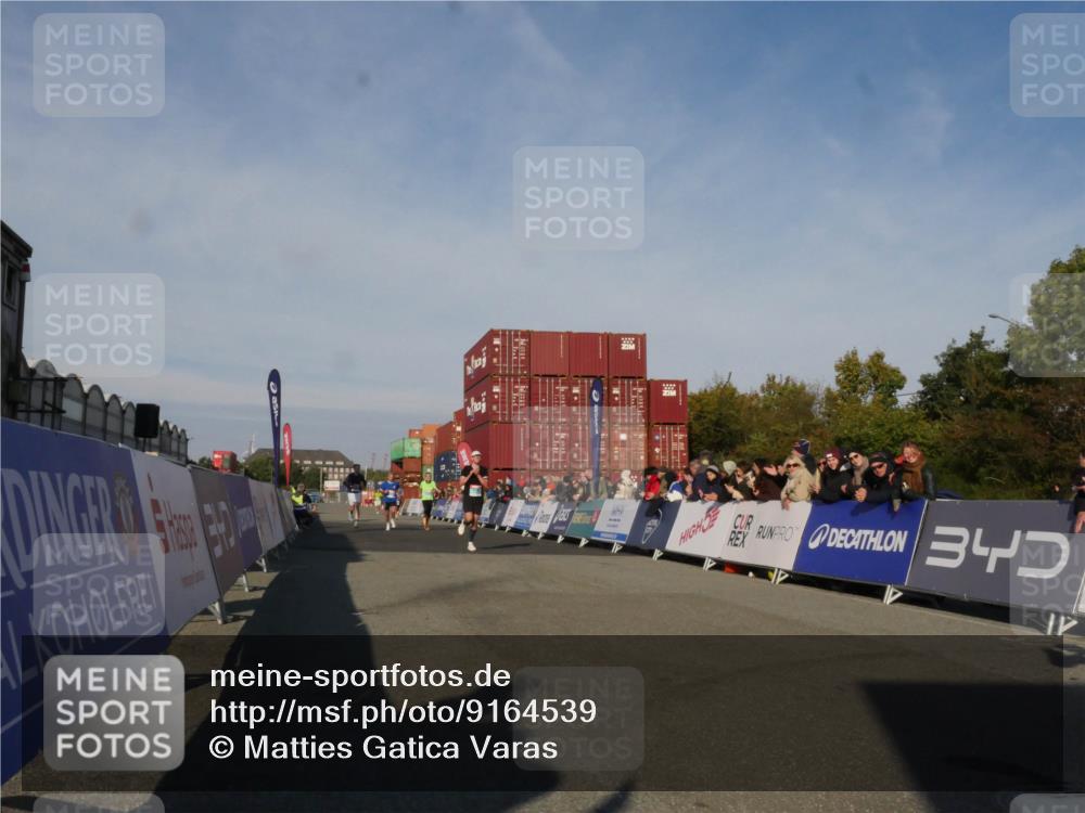 03.10.2025 - Köhlbrandbrückenlauf Matties Gatica Varas http://msf.ph/oto/9164539 03.10.2025 09:53:30 Ziel 1012, 3078, 3226, 3262, 3299, 3704 meine-sportfotos.de