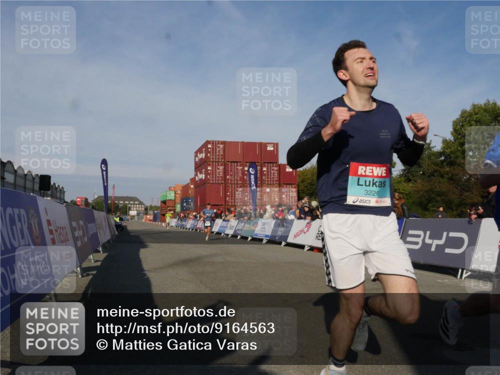 03.10.2025 - Köhlbrandbrückenlauf Matties Gatica Varas http://msf.ph/oto/9164563 03.10.2025 09:53:37 Ziel 2831, 3078, 3226, 3262, 3299, 3841 meine-sportfotos.de