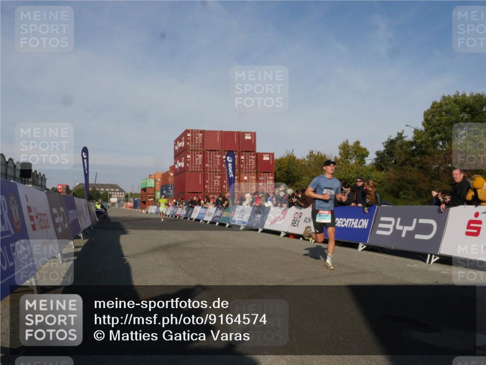 03.10.2025 - Köhlbrandbrückenlauf Matties Gatica Varas http://msf.ph/oto/9164574 03.10.2025 09:53:40 Ziel 2831, 3262, 3841 meine-sportfotos.de