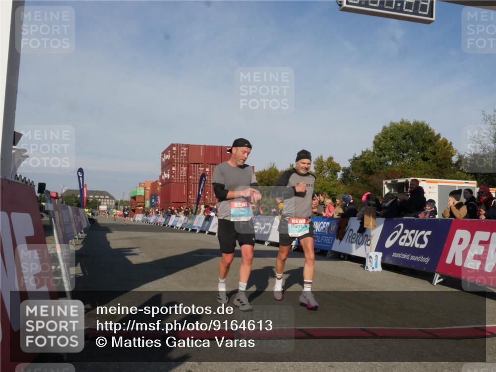 03.10.2025 - Köhlbrandbrückenlauf Matties Gatica Varas http://msf.ph/oto/9164613 03.10.2025 09:54:25 Ziel 1037, 1061, 3785 meine-sportfotos.de