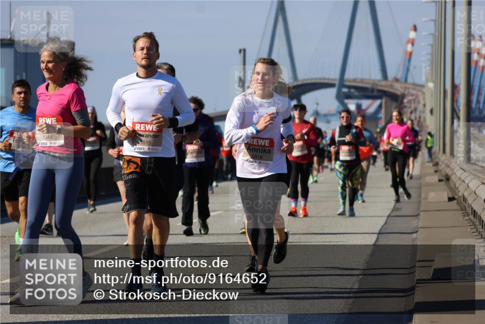 03.10.2025 - Köhlbrandbrückenlauf Strokosch-Dieckow http://msf.ph/oto/9164652 03.10.2025 13:10:25 Position 3 5349, 5519, 5518 meine-sportfotos.de