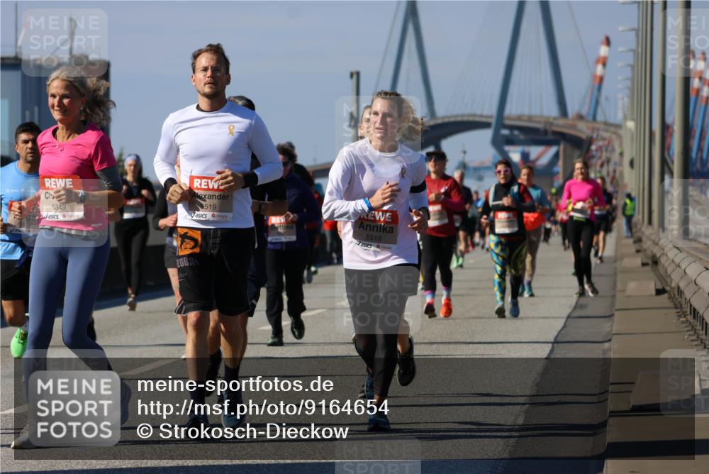03.10.2025 - Köhlbrandbrückenlauf Strokosch-Dieckow http://msf.ph/oto/9164654 03.10.2025 13:10:25 Position 3 5349, 5519, 5518 meine-sportfotos.de
