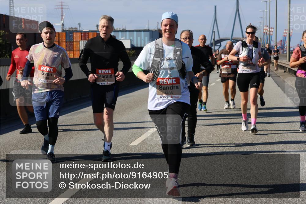 03.10.2025 - Köhlbrandbrückenlauf Strokosch-Dieckow http://msf.ph/oto/9164905 03.10.2025 13:11:55 Position 3 4416, 4415, 4438 meine-sportfotos.de