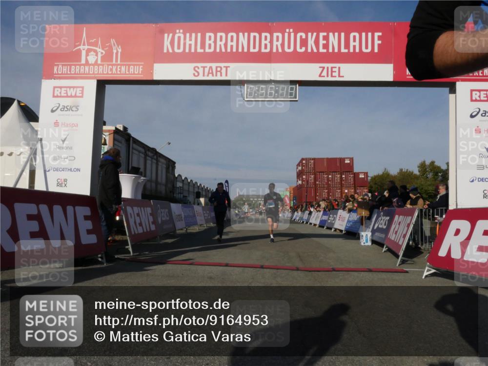 03.10.2025 - Köhlbrandbrückenlauf Matties Gatica Varas http://msf.ph/oto/9164953 03.10.2025 09:56:21 Ziel 1069, 3183, 3337 meine-sportfotos.de