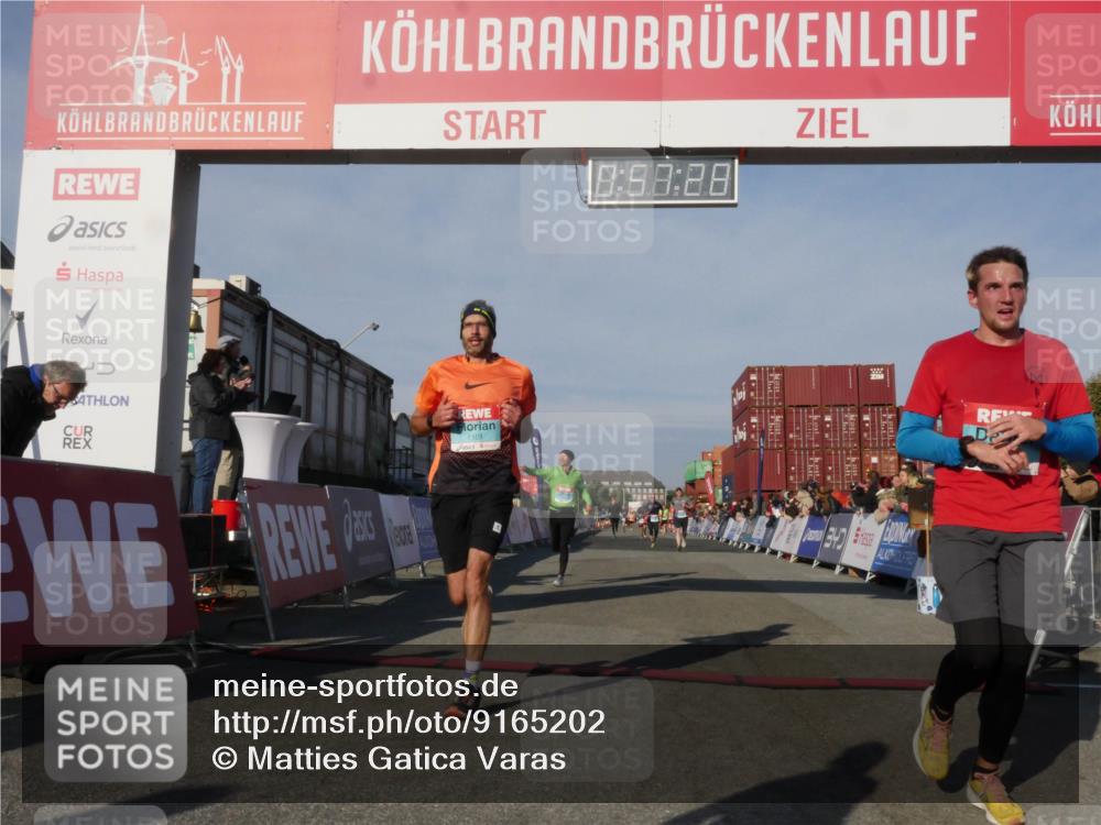 03.10.2025 - Köhlbrandbrückenlauf Matties Gatica Varas http://msf.ph/oto/9165202 03.10.2025 09:57:30 Ziel 1010, 1541, 2759, 2819, 2820, 3795 meine-sportfotos.de