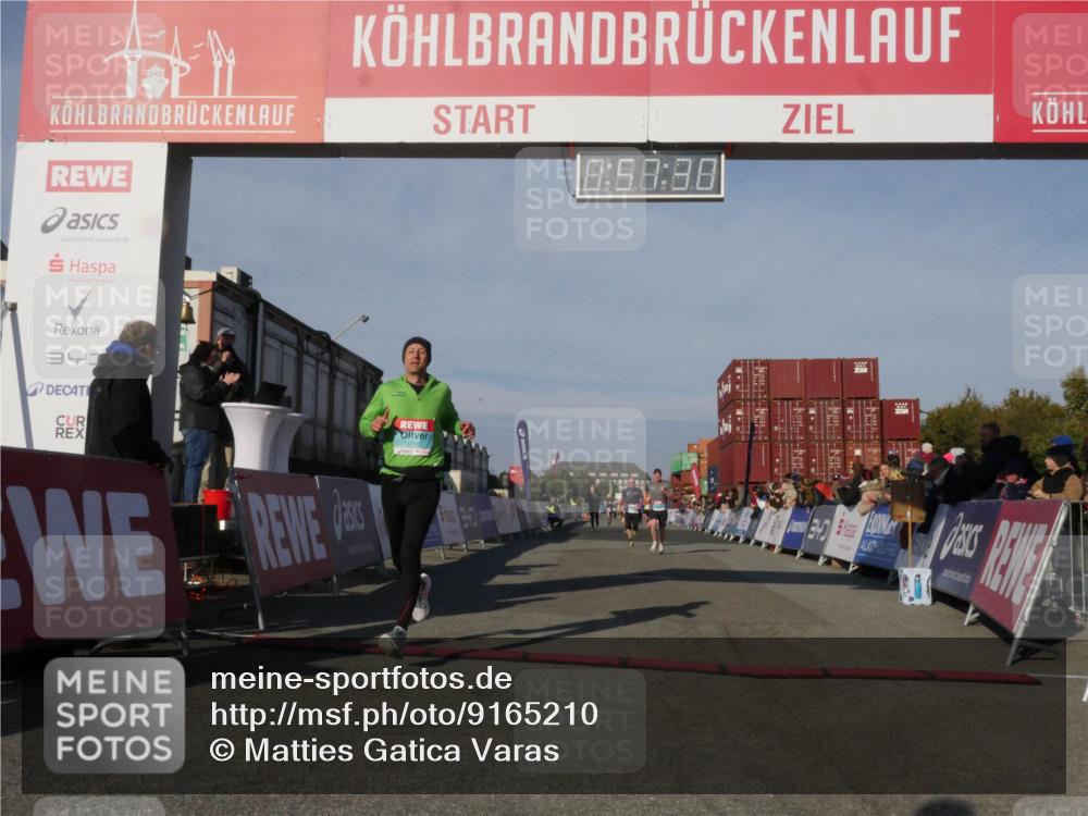 03.10.2025 - Köhlbrandbrückenlauf Matties Gatica Varas http://msf.ph/oto/9165210 03.10.2025 09:57:32 Ziel 1010, 1541, 2759, 2819, 2820, 3335, 3795 meine-sportfotos.de