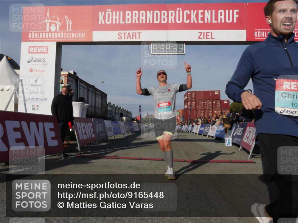 03.10.2025 - Köhlbrandbrückenlauf Matties Gatica Varas http://msf.ph/oto/9165448 03.10.2025 09:58:35 Ziel 1094, 2962, 3749, 3836 meine-sportfotos.de