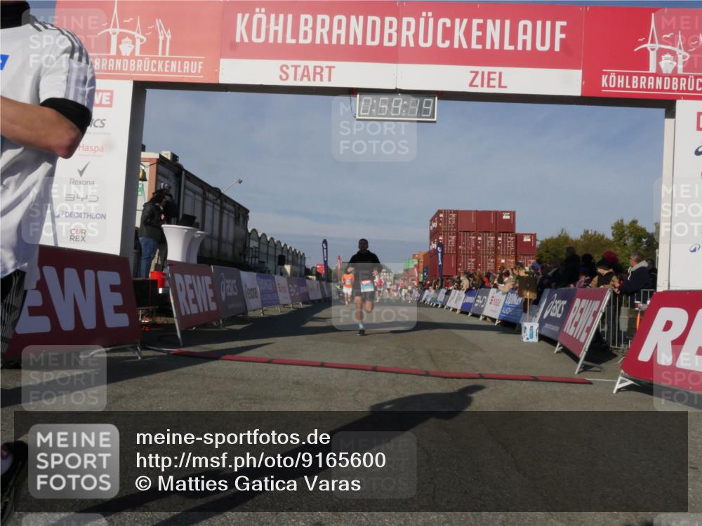 03.10.2025 - Köhlbrandbrückenlauf Matties Gatica Varas http://msf.ph/oto/9165600 03.10.2025 09:59:21 Ziel 1231, 1249, 1269, 1398, 1411, 1423, 1432, 2948, 3340, 3514, 3525 meine-sportfotos.de