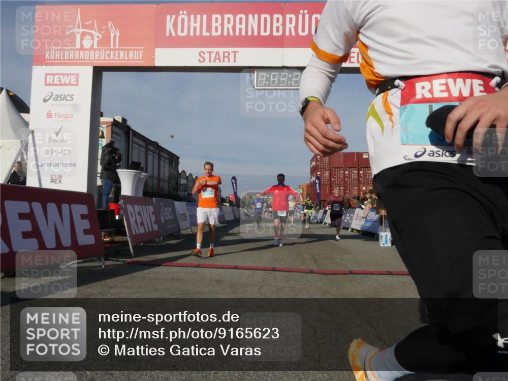 03.10.2025 - Köhlbrandbrückenlauf Matties Gatica Varas http://msf.ph/oto/9165623 03.10.2025 09:59:27 Ziel 1067, 1075, 1087, 1197, 1231, 1249, 1269, 1398, 1411, 1423, 1432, 1639, 2985, 2989, 2997, 3514, 3525 meine-sportfotos.de