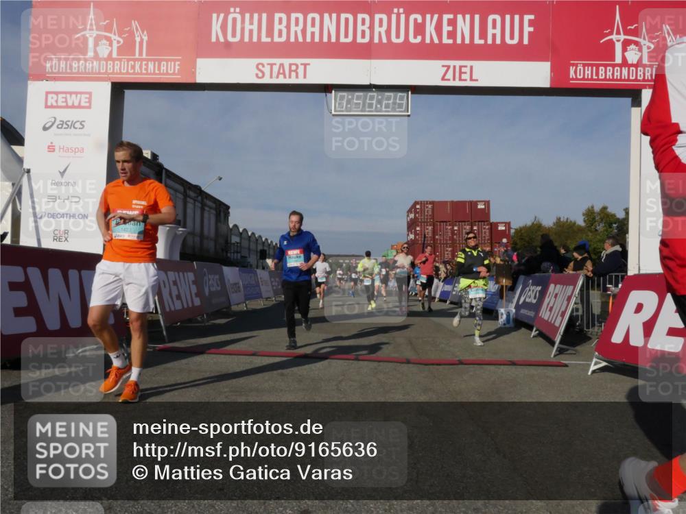03.10.2025 - Köhlbrandbrückenlauf Matties Gatica Varas http://msf.ph/oto/9165636 03.10.2025 09:59:31 Ziel 1067, 1075, 1077, 1087, 1197, 1231, 1249, 1269, 1398, 1432, 1639, 2788, 2985, 2989, 2997, 3514 meine-sportfotos.de