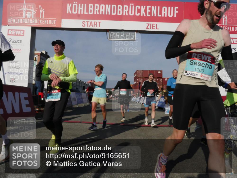 03.10.2025 - Köhlbrandbrückenlauf Matties Gatica Varas http://msf.ph/oto/9165651 03.10.2025 09:59:34 Ziel 1067, 1075, 1077, 1087, 1197, 1639, 2788, 2985, 2989, 2997 meine-sportfotos.de