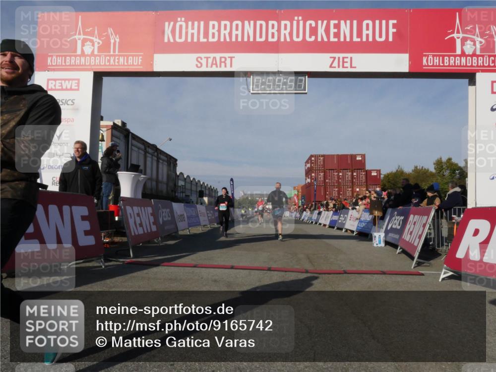 03.10.2025 - Köhlbrandbrückenlauf Matties Gatica Varas http://msf.ph/oto/9165742 03.10.2025 09:59:59 Ziel 1247, 1297, 1405, 2884, 3137 meine-sportfotos.de