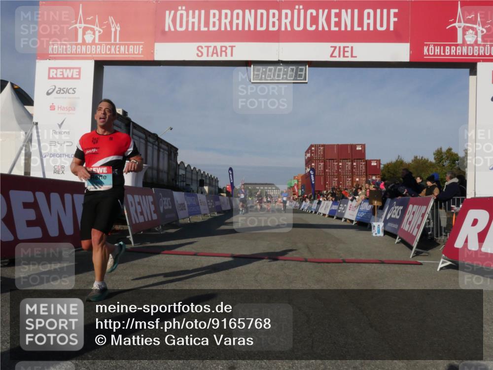 03.10.2025 - Köhlbrandbrückenlauf Matties Gatica Varas http://msf.ph/oto/9165768 03.10.2025 10:00:05 Ziel 1084, 1247, 1298, 1405, 1946, 2777, 3378 meine-sportfotos.de