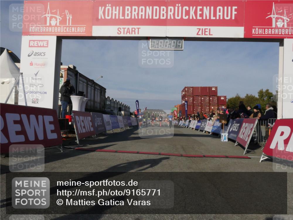 03.10.2025 - Köhlbrandbrückenlauf Matties Gatica Varas http://msf.ph/oto/9165771 03.10.2025 10:00:06 Ziel 1084, 1247, 1298, 1405, 1946, 2777, 3378 meine-sportfotos.de