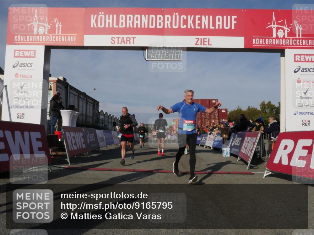 03.10.2025 - Köhlbrandbrückenlauf Matties Gatica Varas http://msf.ph/oto/9165795 03.10.2025 10:00:12 Ziel 1071, 1084, 1109, 1237, 1298, 1315, 1946, 2777, 3378, 3820 meine-sportfotos.de