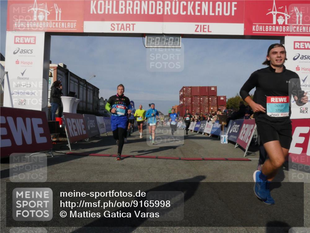 03.10.2025 - Köhlbrandbrückenlauf Matties Gatica Varas http://msf.ph/oto/9165998 03.10.2025 10:01:03 Ziel 1058, 1110, 1168, 1468, 1517, 1602, 2587, 2947, 3458, 3594, 3775, 3794 meine-sportfotos.de