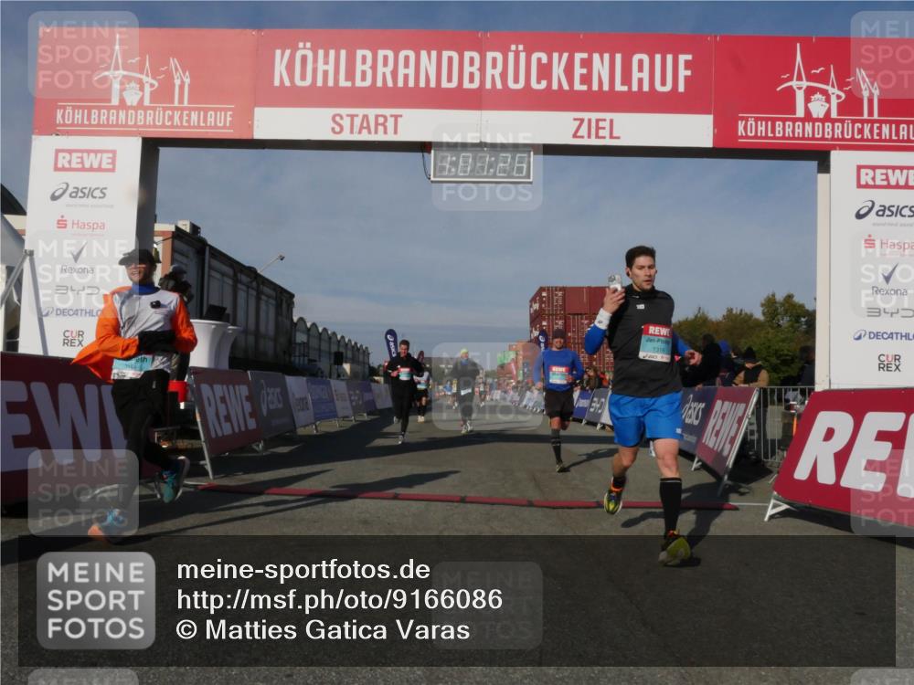 03.10.2025 - Köhlbrandbrückenlauf Matties Gatica Varas http://msf.ph/oto/9166086 03.10.2025 10:01:28 Ziel 1122, 1146, 1157, 1226, 1368, 1396, 2901, 2940, 3204, 3454, 3568 meine-sportfotos.de