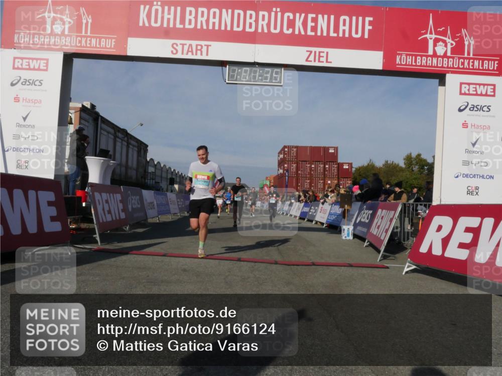03.10.2025 - Köhlbrandbrückenlauf Matties Gatica Varas http://msf.ph/oto/9166124 03.10.2025 10:01:37 Ziel 1021, 1146, 1226, 1279, 1396, 1526, 3568, 3813 meine-sportfotos.de