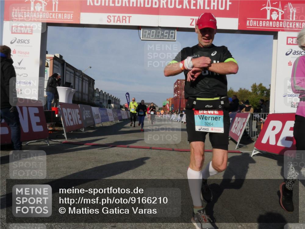 03.10.2025 - Köhlbrandbrückenlauf Matties Gatica Varas http://msf.ph/oto/9166210 03.10.2025 10:02:00 Ziel 1182, 1194, 1273, 1284, 1474, 1767, 2843, 2889, 3118, 3139, 3444 meine-sportfotos.de