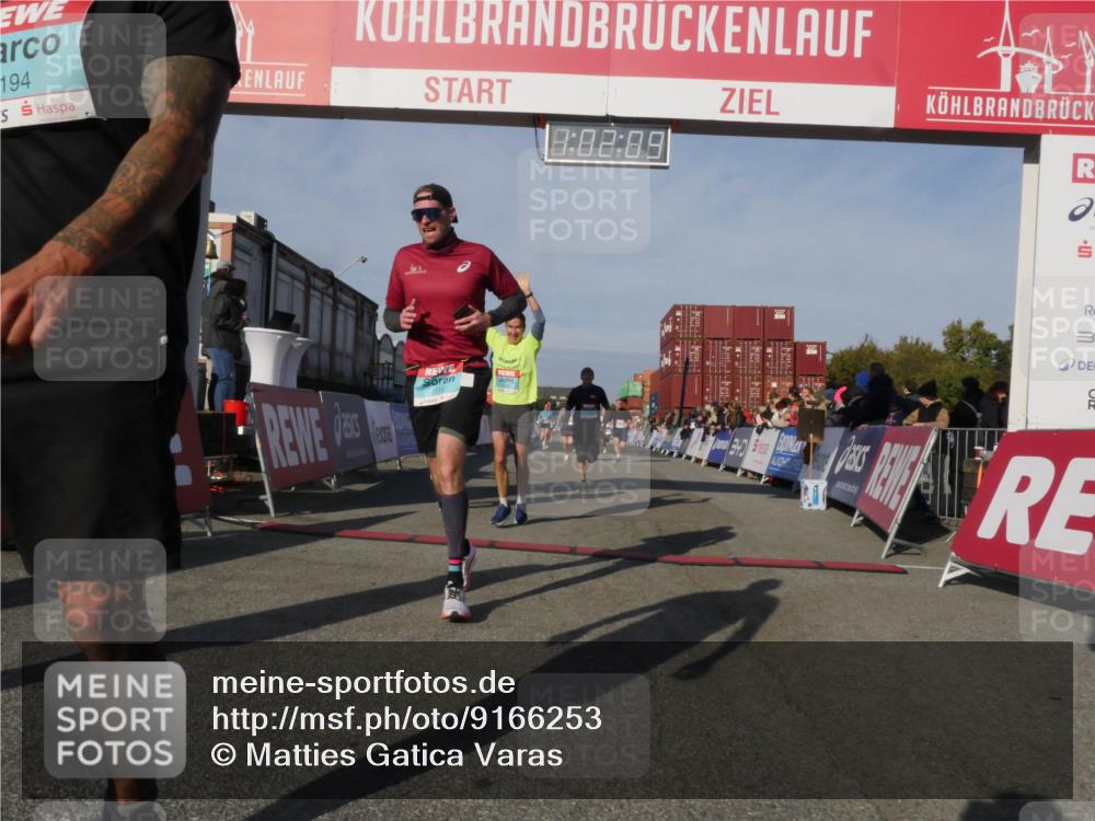 03.10.2025 - Köhlbrandbrückenlauf Matties Gatica Varas http://msf.ph/oto/9166253 03.10.2025 10:02:11 Ziel 1182, 1205, 1280, 1292, 1357, 1380, 1504, 1966, 3139, 3165, 3444, 3495 meine-sportfotos.de
