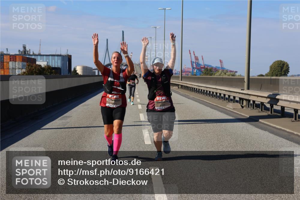 03.10.2025 - Köhlbrandbrückenlauf Strokosch-Dieckow http://msf.ph/oto/9166421 03.10.2025 13:19:45 Position 3 6135, 6134 meine-sportfotos.de