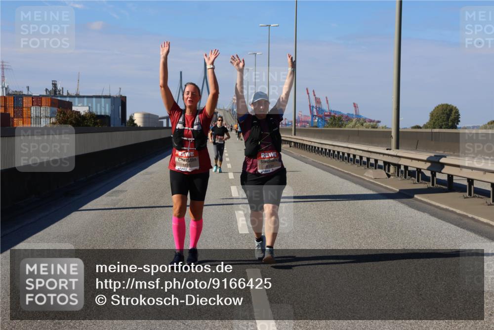 03.10.2025 - Köhlbrandbrückenlauf Strokosch-Dieckow http://msf.ph/oto/9166425 03.10.2025 13:19:45 Position 3 6135, 6134 meine-sportfotos.de