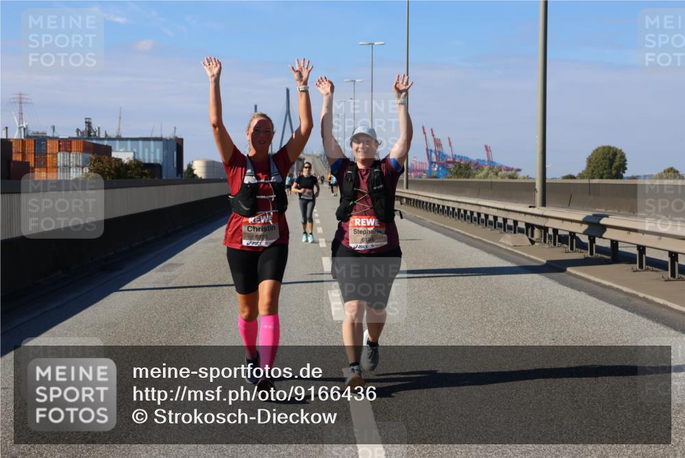 03.10.2025 - Köhlbrandbrückenlauf Strokosch-Dieckow http://msf.ph/oto/9166436 03.10.2025 13:19:46 Position 3 6135, 6134 meine-sportfotos.de