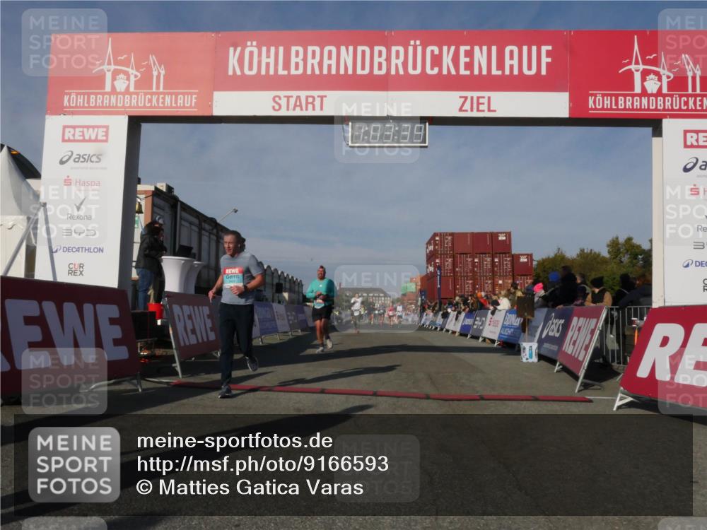 03.10.2025 - Köhlbrandbrückenlauf Matties Gatica Varas http://msf.ph/oto/9166593 03.10.2025 10:03:41 Ziel 1326, 1351, 3073, 3235, 3245, 3251, 3344, 3708, 3710, 3825 meine-sportfotos.de