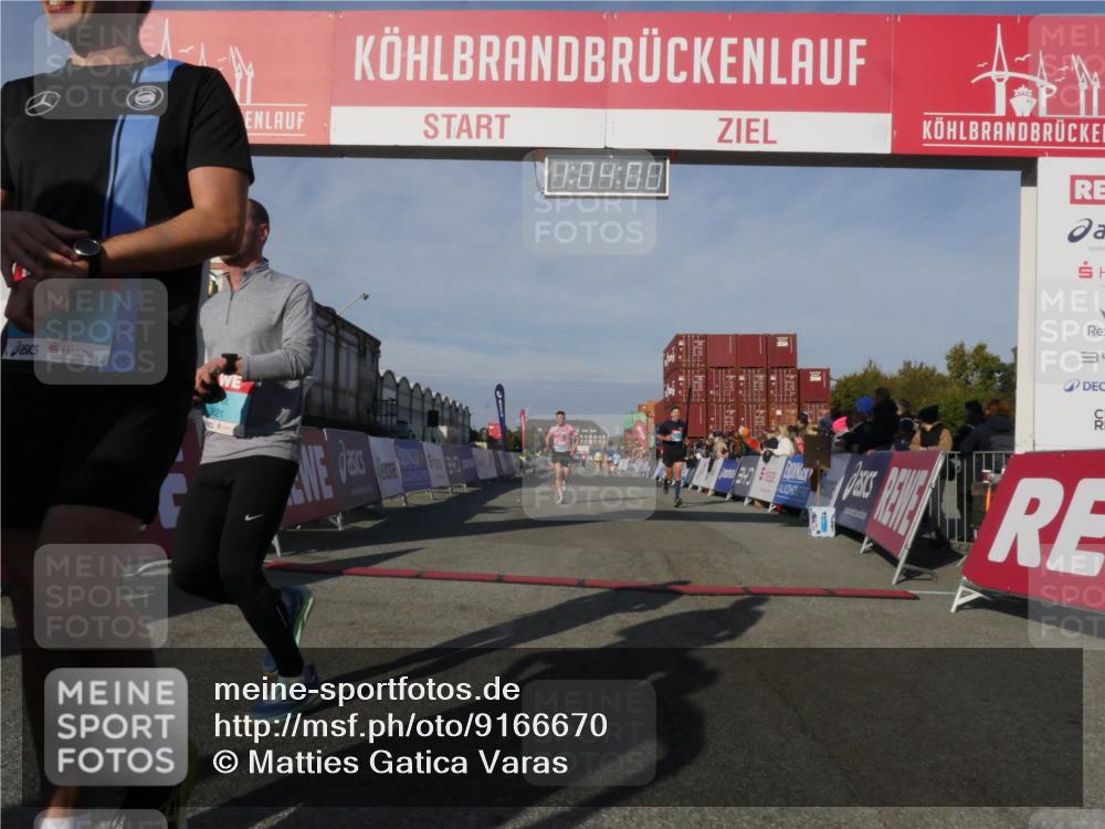 03.10.2025 - Köhlbrandbrückenlauf Matties Gatica Varas http://msf.ph/oto/9166670 03.10.2025 10:04:02 Ziel 1039, 1141, 3138 meine-sportfotos.de