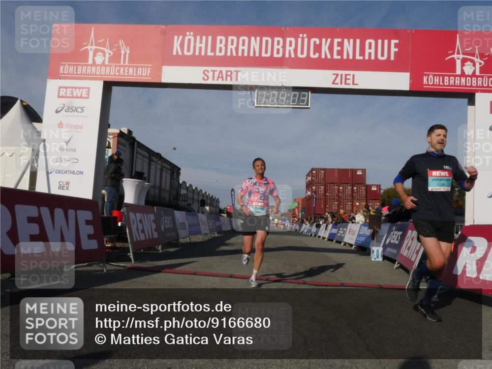 03.10.2025 - Köhlbrandbrückenlauf Matties Gatica Varas http://msf.ph/oto/9166680 03.10.2025 10:04:05 Ziel 1039, 1141, 1543, 2732 meine-sportfotos.de