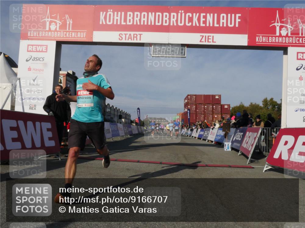 03.10.2025 - Köhlbrandbrückenlauf Matties Gatica Varas http://msf.ph/oto/9166707 03.10.2025 10:04:13 Ziel 1056, 1245, 1543, 1702, 2732, 2791, 2798, 3766 meine-sportfotos.de