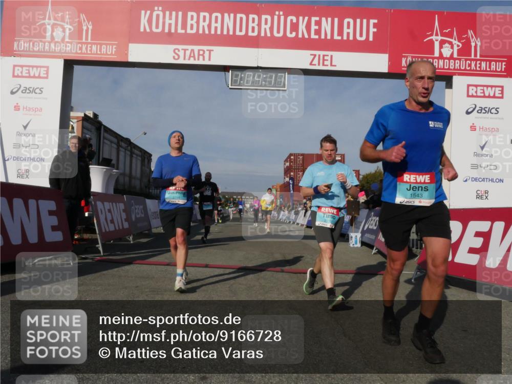03.10.2025 - Köhlbrandbrückenlauf Matties Gatica Varas http://msf.ph/oto/9166728 03.10.2025 10:04:18 Ziel 1056, 1245, 1370, 1533, 1702, 2323, 2791, 2798, 3067, 3766, 3830 meine-sportfotos.de