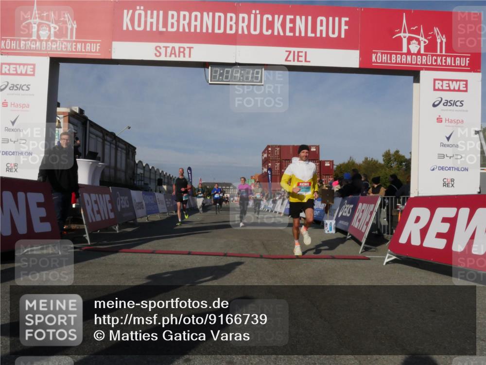 03.10.2025 - Köhlbrandbrückenlauf Matties Gatica Varas http://msf.ph/oto/9166739 03.10.2025 10:04:21 Ziel 1056, 1177, 1245, 1370, 1533, 1702, 2323, 3067, 3766, 3830 meine-sportfotos.de