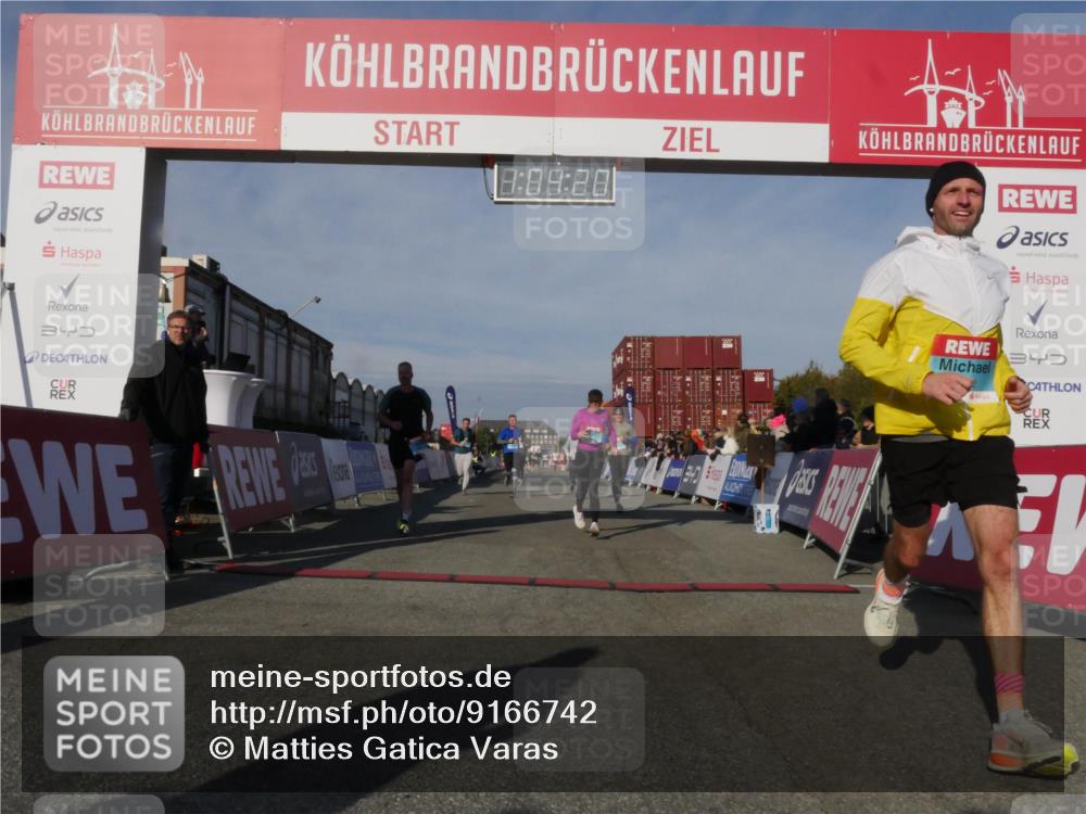 03.10.2025 - Köhlbrandbrückenlauf Matties Gatica Varas http://msf.ph/oto/9166742 03.10.2025 10:04:22 Ziel 1056, 1177, 1245, 1370, 1533, 2323, 3067, 3766, 3830 meine-sportfotos.de