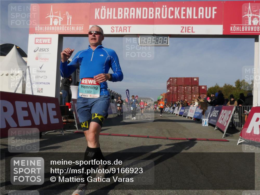 03.10.2025 - Köhlbrandbrückenlauf Matties Gatica Varas http://msf.ph/oto/9166923 03.10.2025 10:05:11 Ziel 1033, 1211, 1346, 1359, 1406, 1477, 1622, 1944, 2920, 3409, 3721, 3741 meine-sportfotos.de