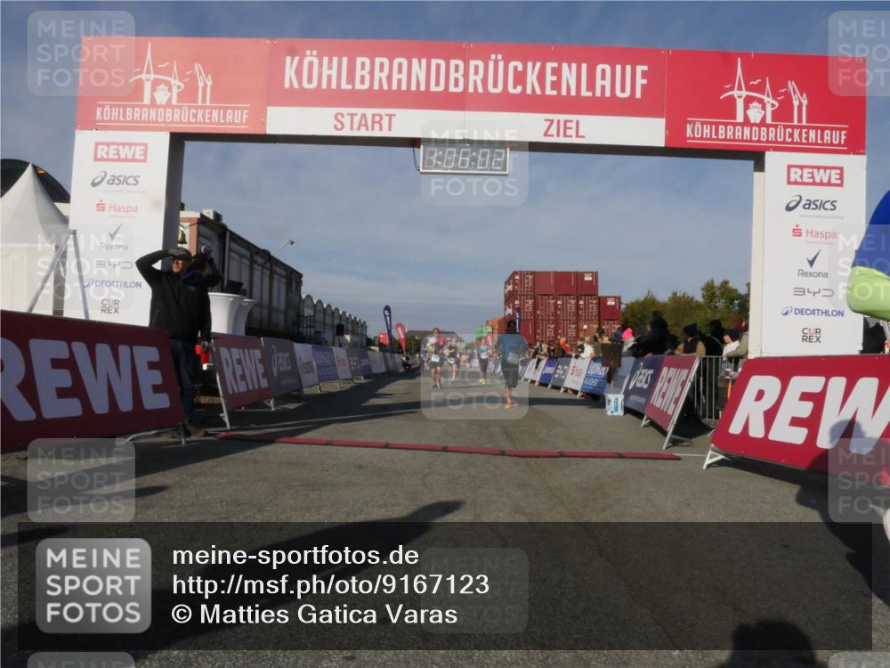 03.10.2025 - Köhlbrandbrückenlauf Matties Gatica Varas http://msf.ph/oto/9167123 03.10.2025 10:06:04 Ziel 1242, 1333, 1352, 1356, 1397, 1505, 1626, 2913, 3053, 3333, 3764 meine-sportfotos.de